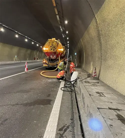 临武隧道排水渠清淤